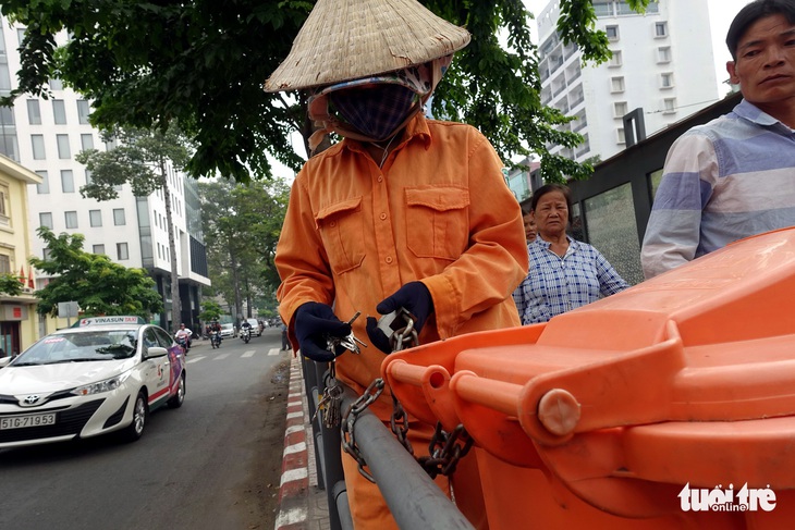 Thùng rác, ghế mây cũ, bình trà đá miễn phí... cũng phải khóa! - Ảnh 1.