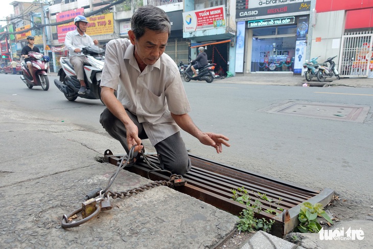 Thùng rác, ghế mây cũ, bình trà đá miễn phí... cũng phải khóa! - Ảnh 2.