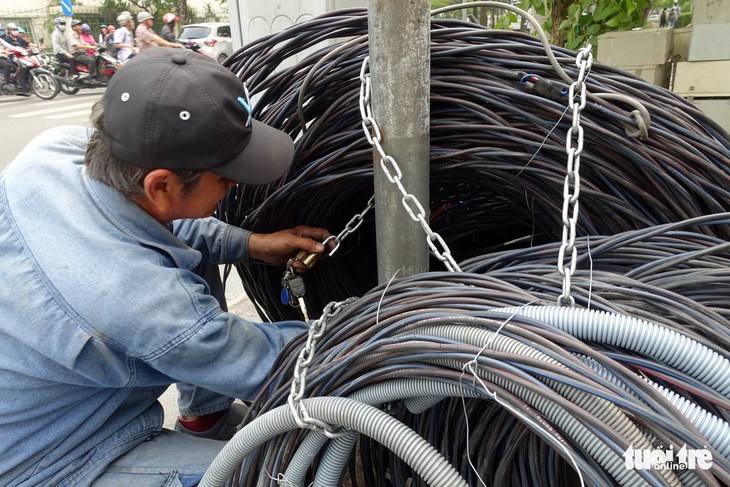 Thùng rác, ghế mây cũ, bình trà đá miễn phí... cũng phải khóa! - Ảnh 5.