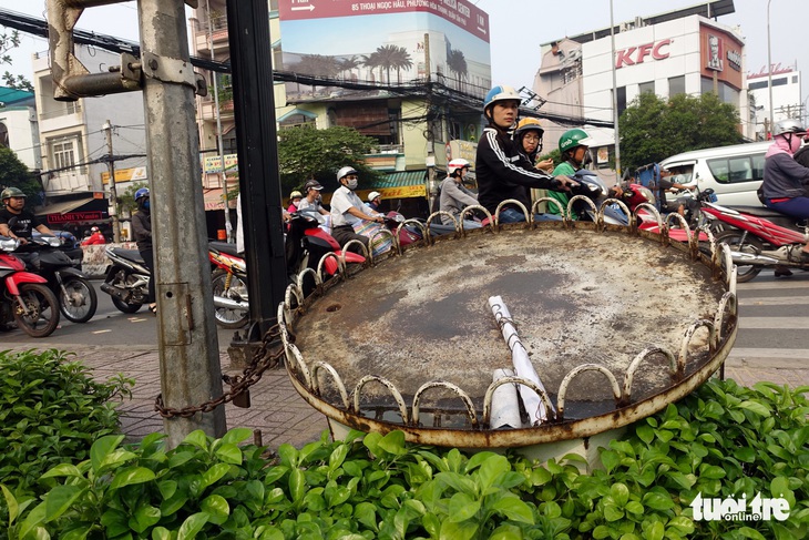 Thùng rác, ghế mây cũ, bình trà đá miễn phí... cũng phải khóa! - Ảnh 7.