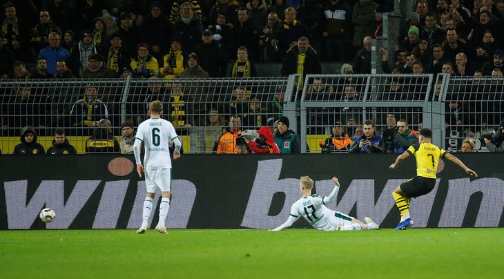 Đá bại Monchengladbach, Dortmund bỏ xa Bayern 9 điểm - Ảnh 1.