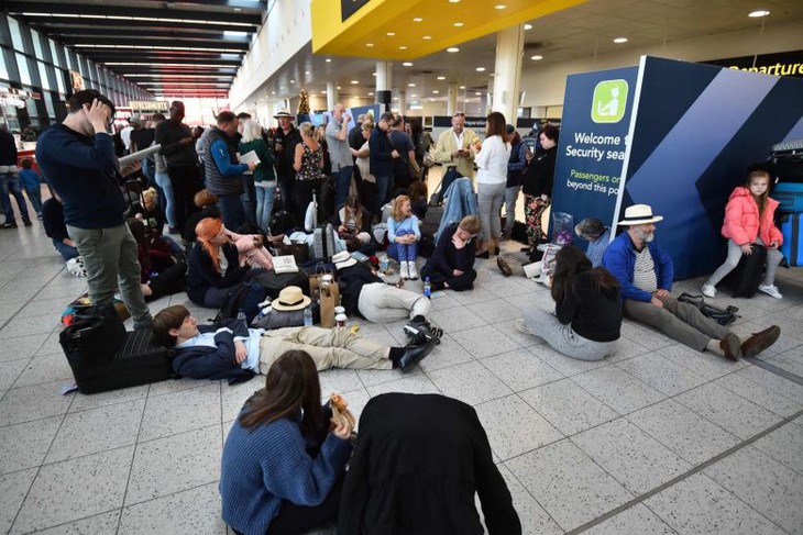 Anh bắt 2 người liên quan vụ máy bay không người lái ở sân bay Gatwick - Ảnh 1.