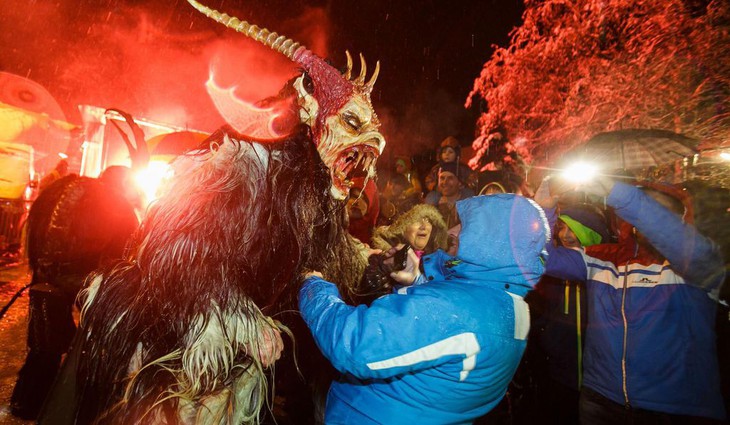 Quái vật Krampus nổi không thua ông già Noel mùa Giáng sinh - Ảnh 2.