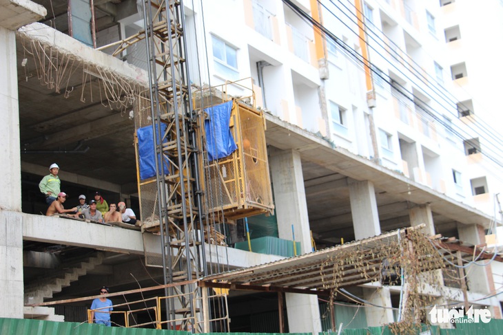 Hàng trăm người mua căn hộ xã hội lại vây Công ty Hoàng Quân - Ảnh 3. Hàng trăm người mua căn hộ xã hội lại vây Công ty Hoàng Quân - Ảnh 3.
