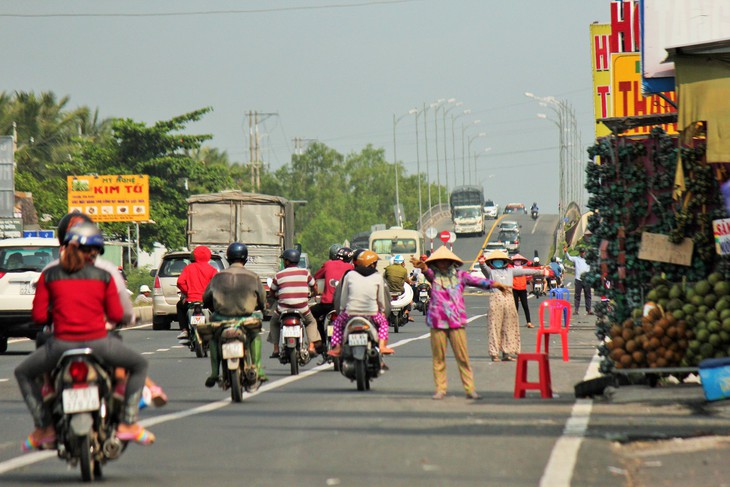 Cửa ngõ miền Tây vừa mở rộng đã bị lấn chiếm - Ảnh 2. Cửa ngõ miền Tây vừa mở rộng đã bị lấn chiếm - Ảnh 2.
