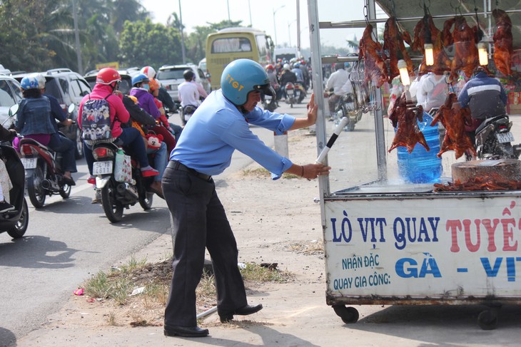 Cửa ngõ miền Tây vừa mở rộng đã bị lấn chiếm - Ảnh 3. Cửa ngõ miền Tây vừa mở rộng đã bị lấn chiếm - Ảnh 3.