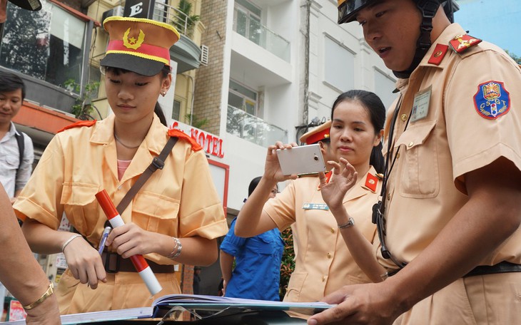 Học sinh ra ngã tư tập thổi còi, viết biên bản vi phạm giao thông