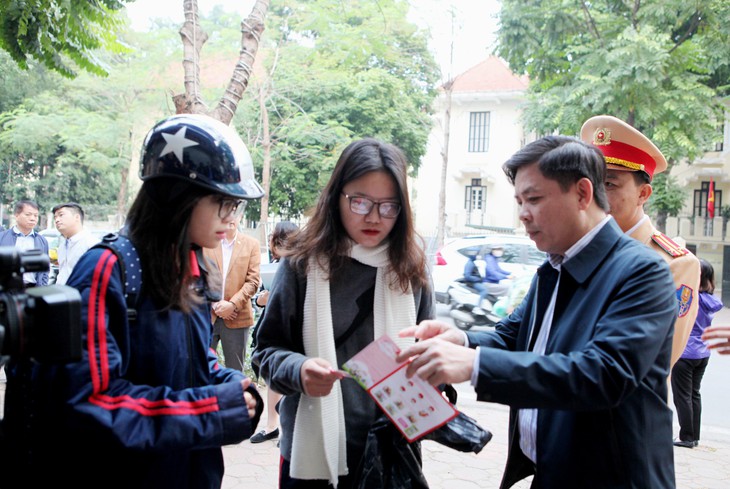 Thứ trưởng bị mắng con nhà quê vì dừng đèn đỏ - Ảnh 1. Thứ trưởng bị mắng con nhà quê vì dừng đèn đỏ - Ảnh 1.