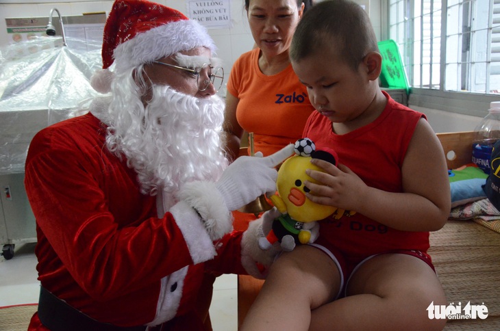 Các bệnh nhi hò hét chào đón ông già Noel vác quà đến tận phòng - Ảnh 4.