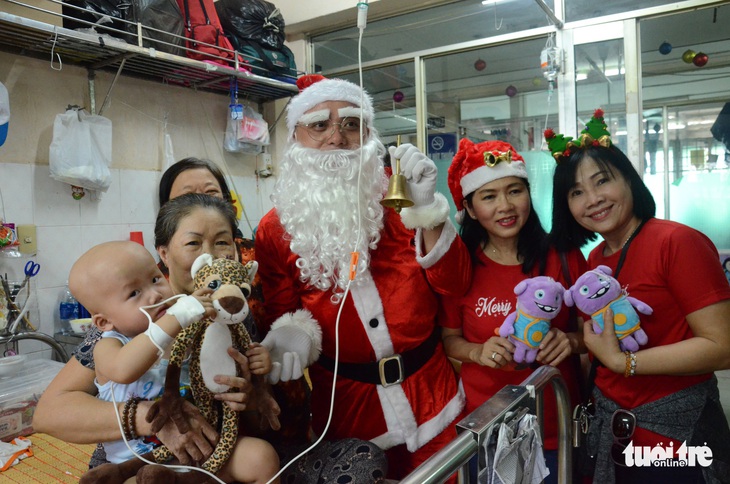 Các bệnh nhi hò hét chào đón ông già Noel vác quà đến tận phòng - Ảnh 2.