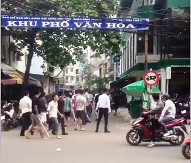 Hàng chục người cầm gậy náo loạn đường phố Sài Gòn - Ảnh 2.