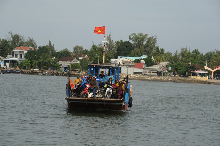 Phà hư sửa 2 tháng chưa xong, dân xã đảo lao đao - Ảnh 2.