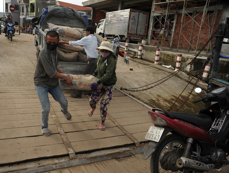 Phà hư sửa 2 tháng chưa xong, dân xã đảo lao đao - Ảnh 4.