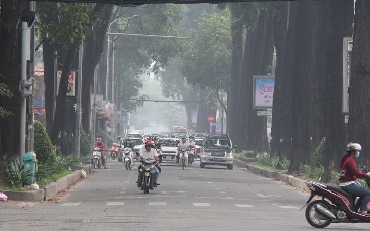 TP.HCM sáng đến trưa trời vẫn âm u, tại sao?