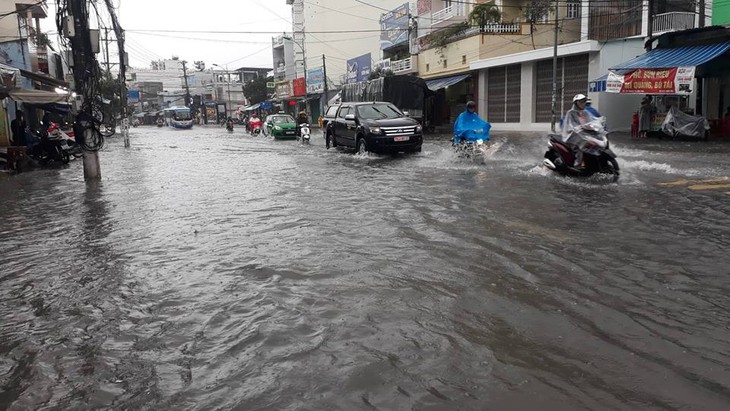 Nha Trang mưa ngập nhiều tuyến phố, dân vùng sạt lở sơ tán - Ảnh 2.