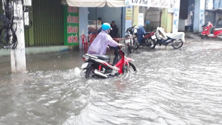 Nha Trang mưa ngập nhiều tuyến phố, dân vùng sạt lở sơ tán - Ảnh 1.