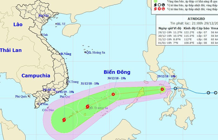 Áp thấp nhiệt đới đang áp sát Biển Đông, miền trung lũ lên - Ảnh 1.