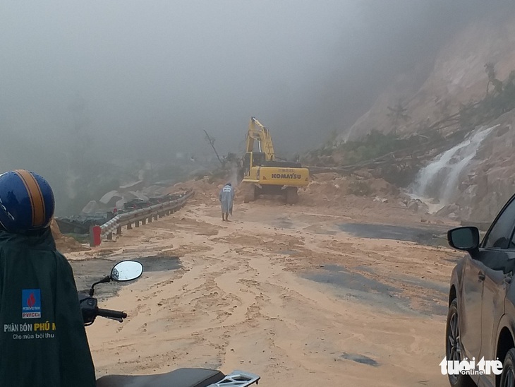 Mưa lớn, đèo Khánh Lê nối Nha Trang - Đà Lạt sạt lở nghiêm trọng - Ảnh 1.