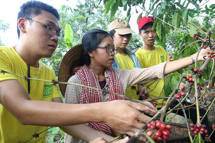Đường về tự nhiên của nông dân trẻ - Ảnh 1. Đường về tự nhiên của nông dân trẻ - Ảnh 1.