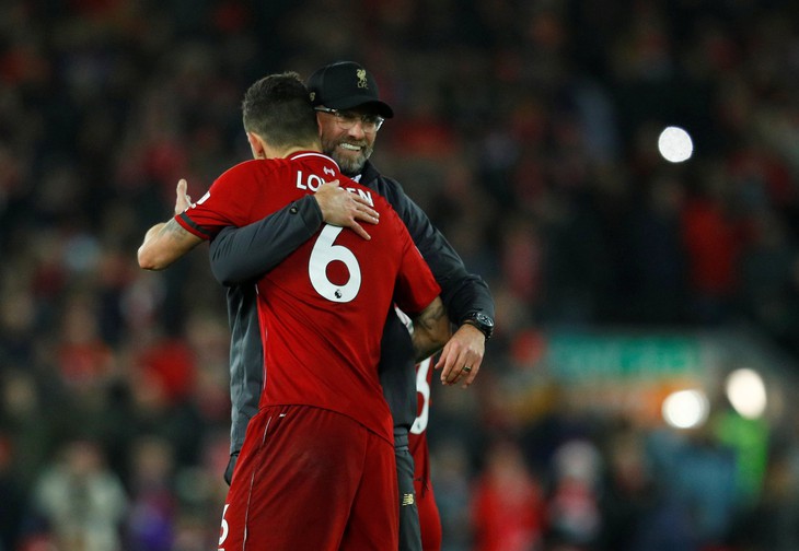 HLV Jurgen Klopp suýt khóc khi Salah nhường phạt đền cho đồng đội - Ảnh 1.