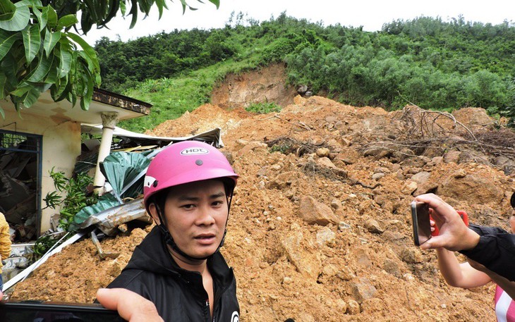 Khi được tìm thấy, bà Hưng vẫn còn bế đứa cháu ngoại - Ảnh 1.