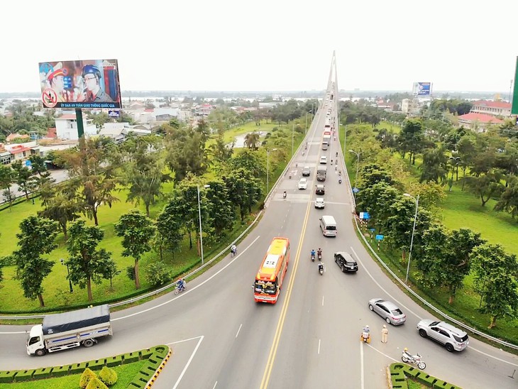 Hàng ngàn xe rồng rắn chờ qua cầu Rạch Miễu về Miền Tây - Ảnh 4.