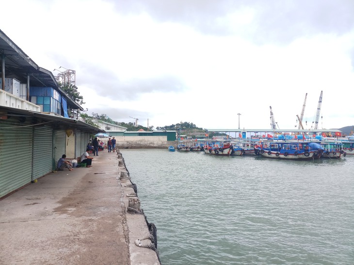 Vắng tour trên vịnh Nha Trang dịp nghỉ Tết Dương lịch - Ảnh 1. Vắng tour trên vịnh Nha Trang dịp nghỉ Tết Dương lịch - Ảnh 1.