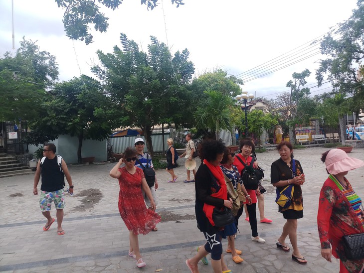 Vắng tour trên vịnh Nha Trang dịp nghỉ Tết Dương lịch - Ảnh 4. Vắng tour trên vịnh Nha Trang dịp nghỉ Tết Dương lịch - Ảnh 4.