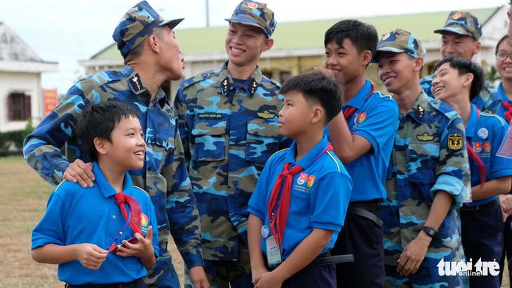 Chiến sĩ trẻ tranh tài với các bé thiếu nhi - Ảnh 6.