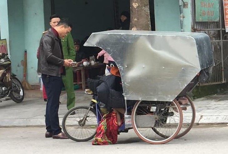 Một người đàn ông chết trên xe ba bánh trong đêm giá rét - Ảnh 1.