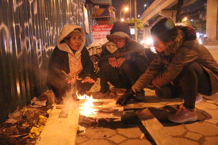 Tặng chăn ấm trong đêm Hà Nội co ro vì giá rét - Ảnh 6.