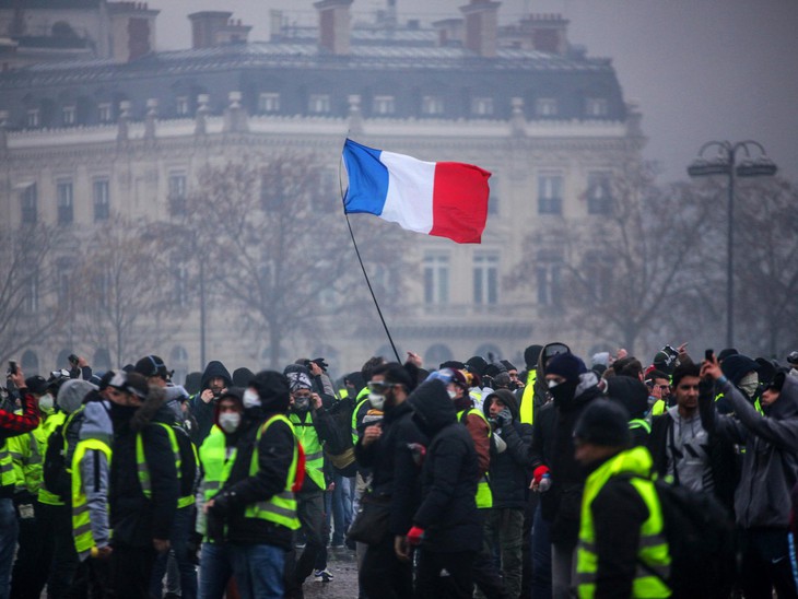 Ông Macron đã phải nhún trước phe ‘áo vàng’ - Ảnh 1.