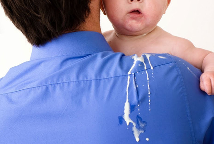 Trẻ nôn ói, ba mẹ làm gì? - Ảnh 1. Trẻ nôn ói, ba mẹ làm gì? - Ảnh 1.