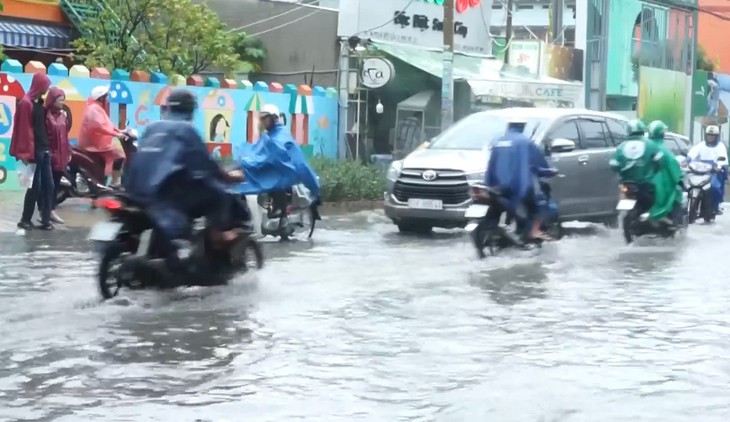 TP.HCM mưa dông trái mùa, triều cường vượt mức báo động 3 - Ảnh 1.