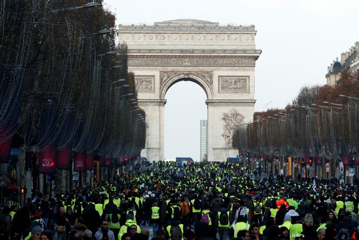 Áo vàng kéo tới Champs-Elysées, xe bọc thép tiến về Khải hoàn môn - Ảnh 4.