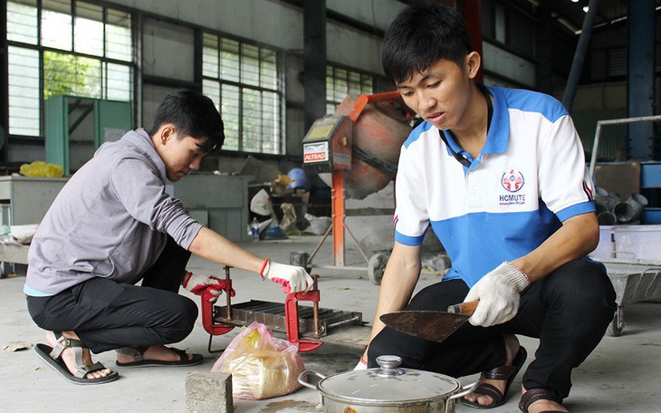 Hai sinh viên biến nilông tái chế thành gạch lát nền