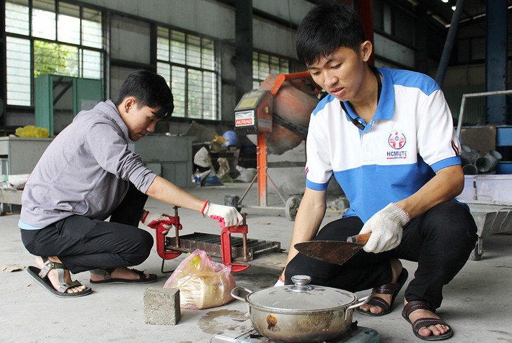 Hai sinh viên biến nilông tái chế thành gạch lát nền - Ảnh 1.