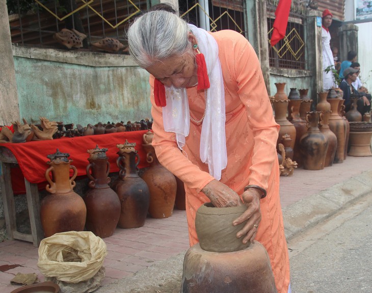 Đồng bào Chăm làm gốm, trưng bày dọc Đường gốm Bàu Trúc - Ảnh 4.