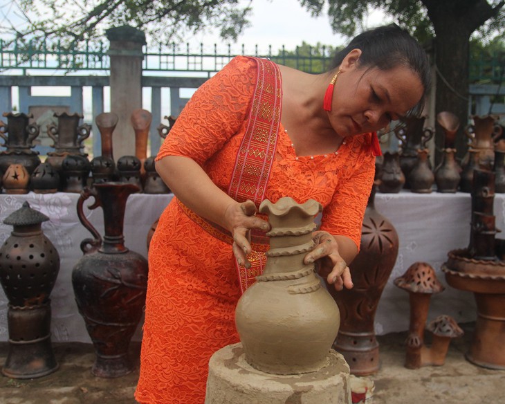 Đồng bào Chăm làm gốm, trưng bày dọc Đường gốm Bàu Trúc - Ảnh 1.