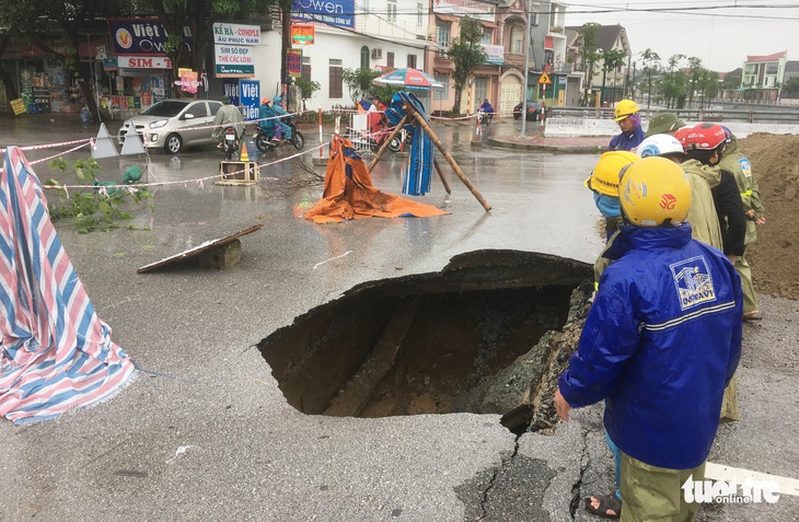 Vá ‘hố tử thần’ trên đường phố Vinh sau mưa lớn - Ảnh 2.