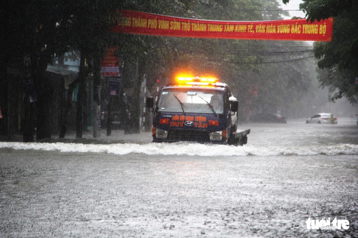 Mưa lớn, nhiều tuyến đường ở Vinh thành sông’ - Ảnh 2. Mưa lớn, nhiều tuyến đường ở Vinh thành sông’ - Ảnh 2.