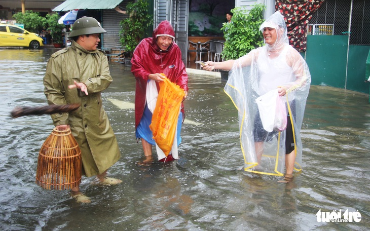 Mưa lớn, nhiều tuyến đường ở Vinh thành sông’ - Ảnh 11. Mưa lớn, nhiều tuyến đường ở Vinh thành sông’ - Ảnh 11.