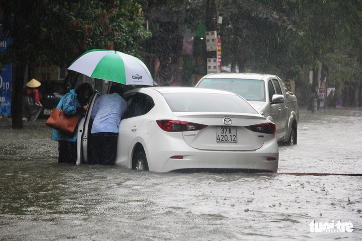 Mưa lớn, nhiều tuyến đường ở Vinh thành sông’ - Ảnh 6. Mưa lớn, nhiều tuyến đường ở Vinh thành sông’ - Ảnh 6.