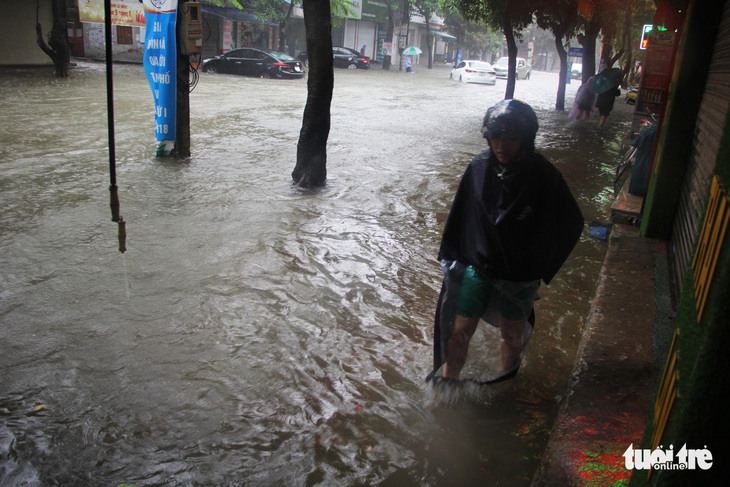 Mưa lớn, nhiều tuyến đường ở Vinh thành sông’ - Ảnh 8. Mưa lớn, nhiều tuyến đường ở Vinh thành sông’ - Ảnh 8.