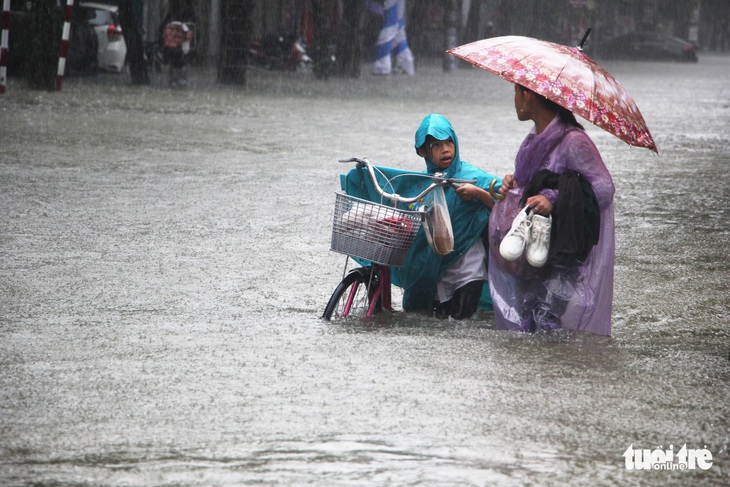 Mưa lớn, nhiều tuyến đường ở Vinh thành sông’ - Ảnh 7. Mưa lớn, nhiều tuyến đường ở Vinh thành sông’ - Ảnh 7.