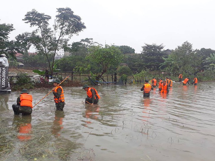 Tìm thấy thi thể 2 mẹ con bị nước cuốn trôi sau 13 giờ tìm kiếm - Ảnh 1.