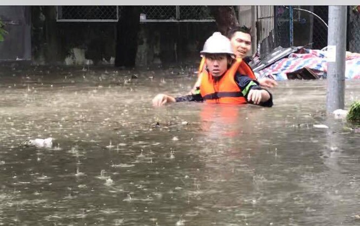 Mưa lớn kéo dài, Đà Nẵng tốc lực đào kênh thoát nước - Ảnh 6.