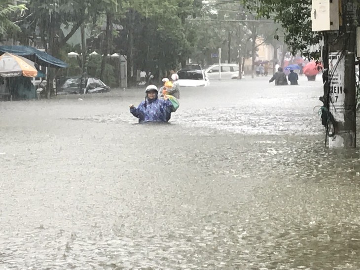 Mưa lớn kéo dài, Đà Nẵng tốc lực đào kênh thoát nước - Ảnh 1.