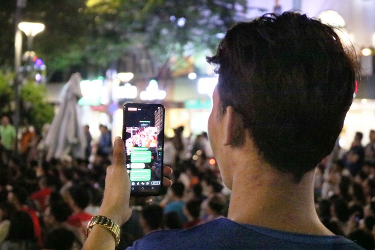 Livestream thế nào cho văn minh, đúng luật? - Ảnh 1. Livestream thế nào cho văn minh, đúng luật? - Ảnh 1.