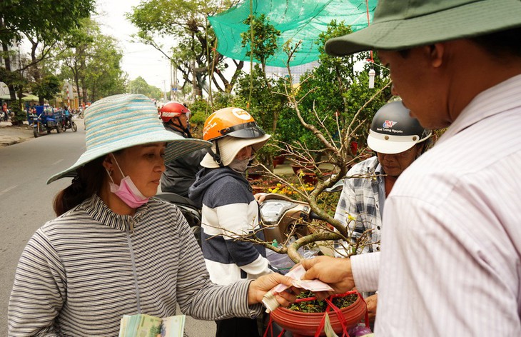 Hoa xuân Bình Đông trên bến dưới thuyền tấp nập sông nước Sài Gòn - Ảnh 3.